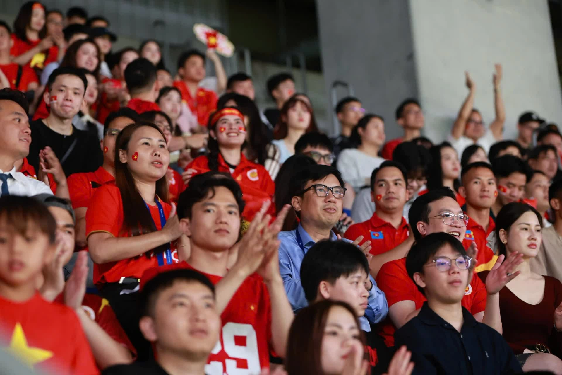 Over 5,000 Vietnamese fans in Osaka brave the rain to support Hanoi Police FC