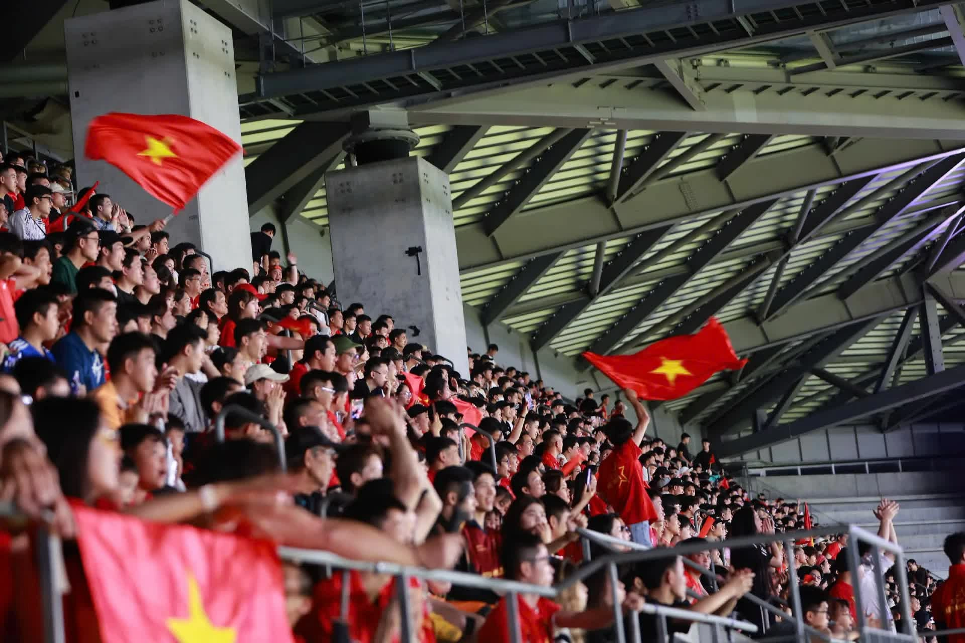 Over 5,000 Vietnamese fans in Osaka brave the rain to support Hanoi Police FC Over 5,000 Vietnamese fans in Osaka brave the rain to support Hanoi Police FC