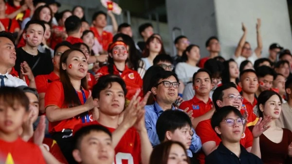 Over 5,000 Vietnamese fans in Osaka brave the rain to support Hanoi Police FC