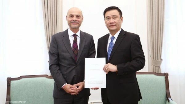Director General Le Cong Dung receives copy of Credentials from French Ambassador
