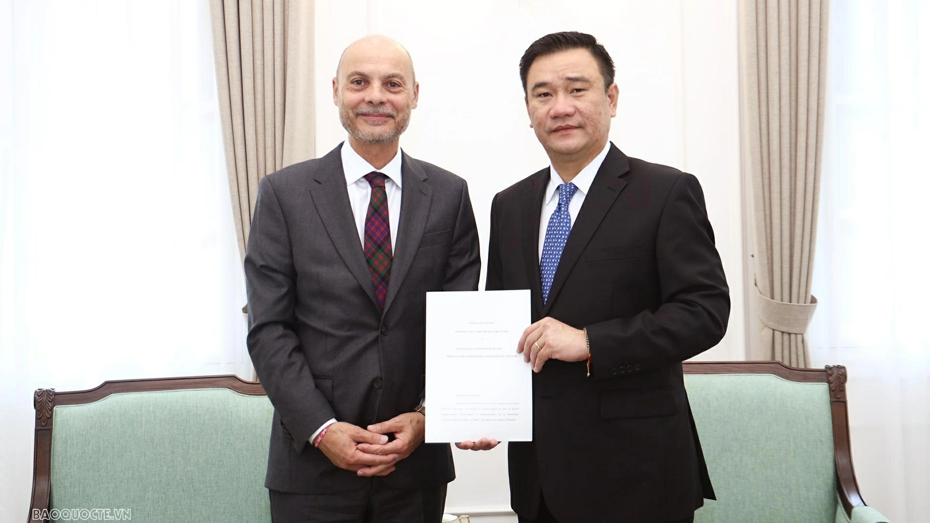 Director General Le Cong Dung receives copy of Credentials from French Ambassador