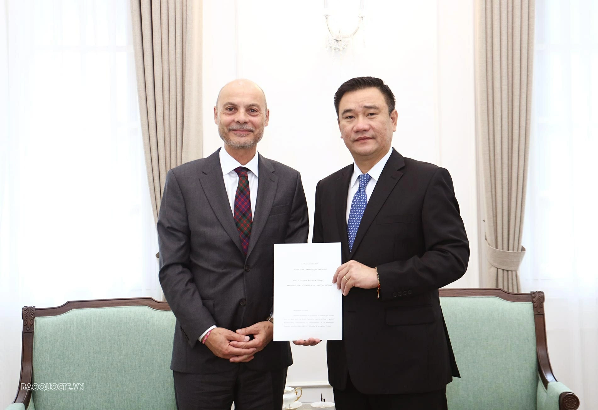 Director General Le Cong Dung receives copy of Credentials from French Ambassador Director General Le Cong Dung receives copy of Credentials from French Ambassador