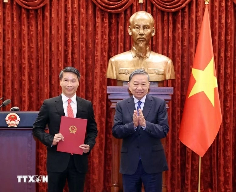General Secretary, President To Lam hands over appointment decisions to two Vietnamese ambassadors General Secretary, President To Lam hands over appointment decisions to two Vietnamese ambassadors