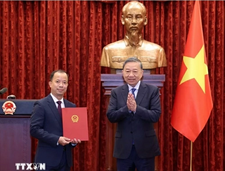 General Secretary, President To Lam hands over appointment decisions to two Vietnamese ambassadors General Secretary, President To Lam hands over appointment decisions to two Vietnamese ambassadors