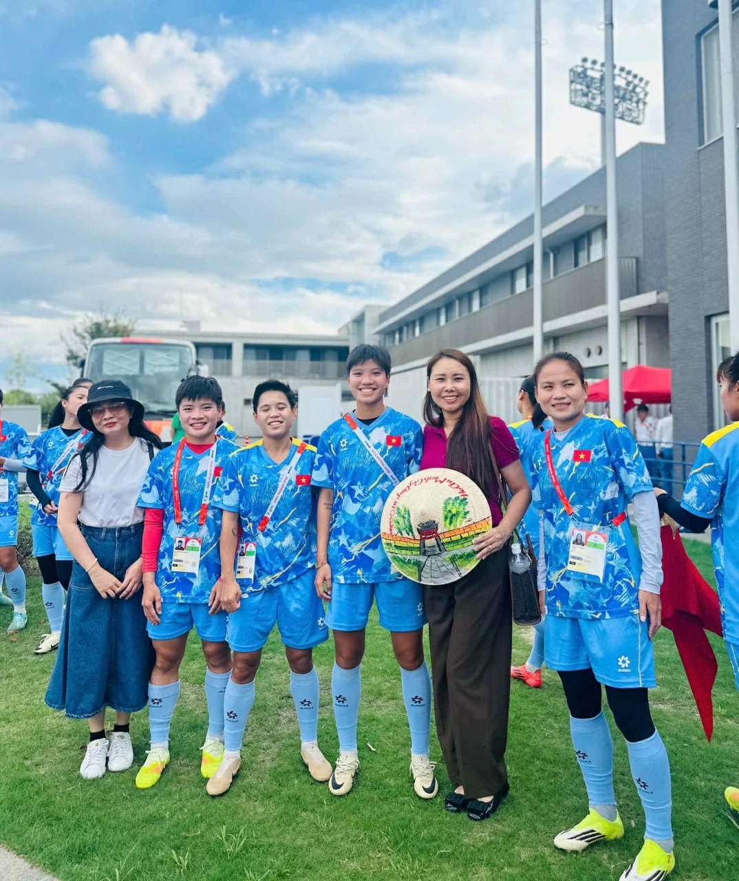 Vietnamese Consulate General in Osaka (Japan) and Kansai Community meet and encourage Vietnam National Women's Football Team Vietnamese Consulate General in Osaka (Japan) and Kansai Community meet and encourage Vietnam National Women's Football Team