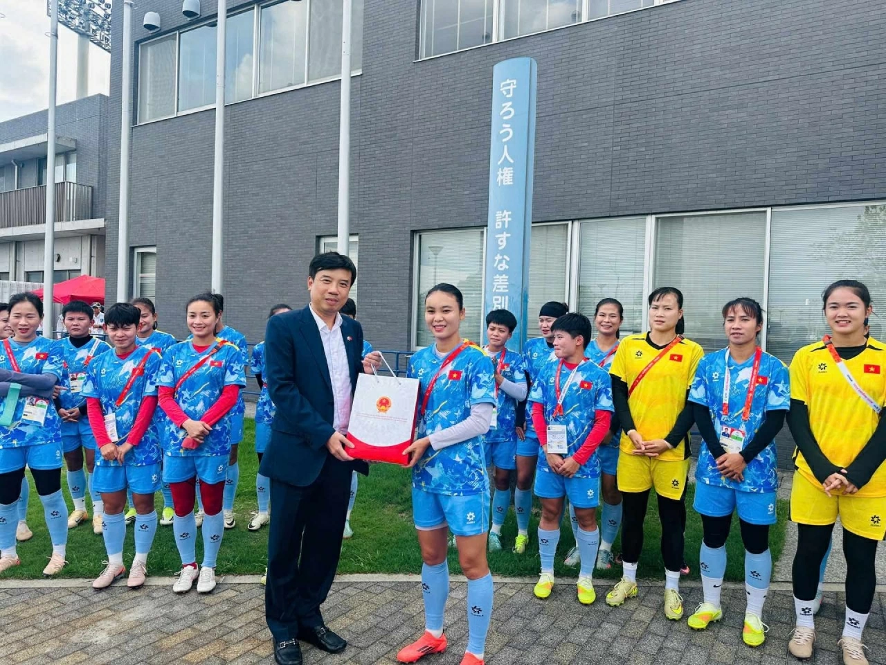 Vietnamese Consulate General in Osaka (Japan) and Kansai Community meet and encourage Vietnam National Women's Football Team Vietnamese Consulate General in Osaka (Japan) and Kansai Community meet and encourage Vietnam National Women's Football Team
