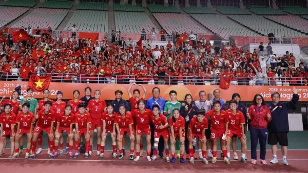 Cộng đồng người Việt tại Kansai phủ kín cờ đỏ sao vàng cổ vũ đội tuyển nữ Việt Nam