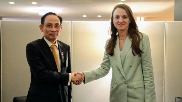 Politburo Member, Foreign Minister Le Hoai Trung holds bilateral meetings with Romanian and UAE Foreign Ministers
