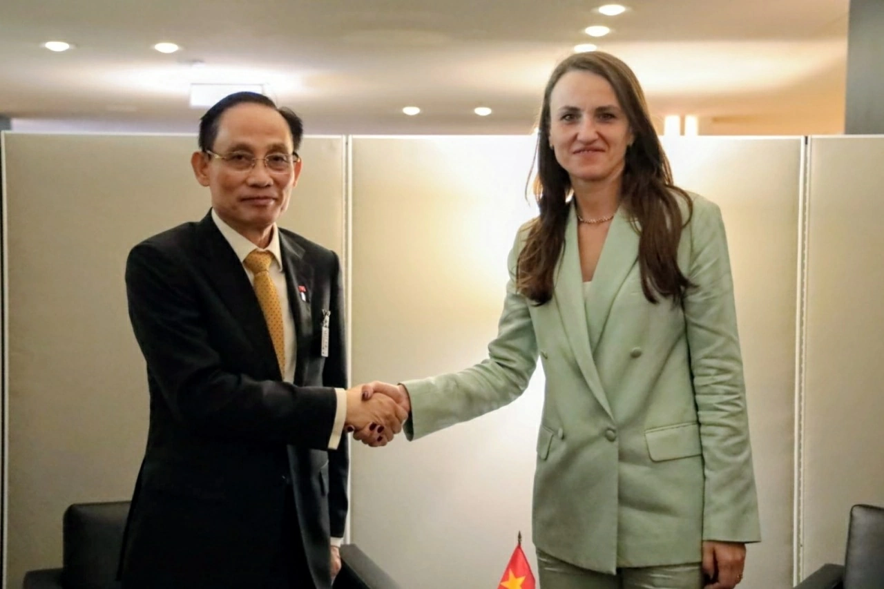 Politburo Member, Foreign Minister Le Hoai Trung holds bilateral meetings with Romanian and UAE Foreign Ministers