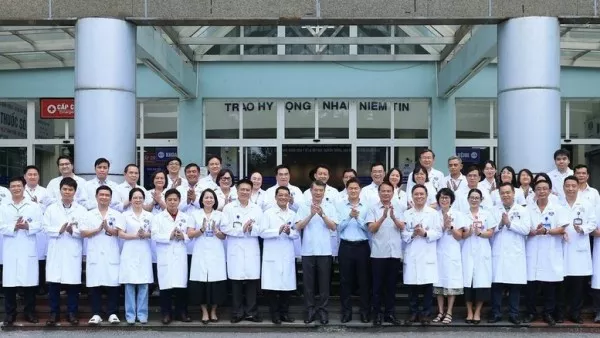 Prime Minister presents gifts from General Secretary, President To Lam to pediatric cancer patients