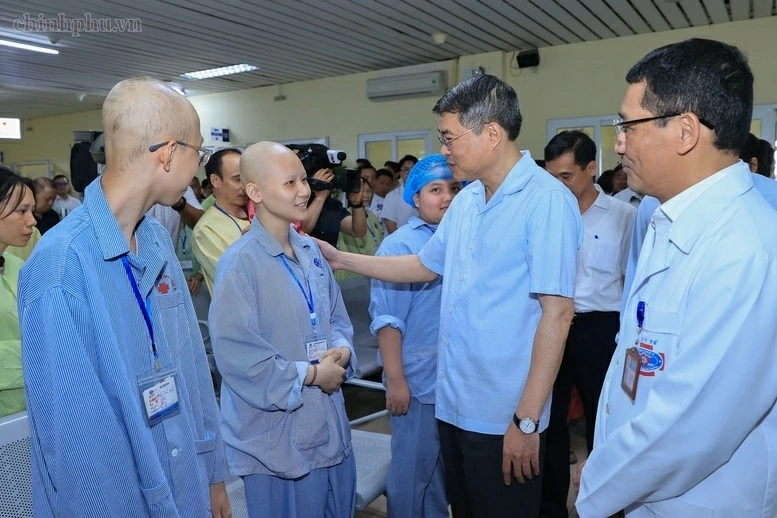 Prime Minister presents gifts from General Secretary, President To Lam to pediatric cancer patients Prime Minister presents gifts from General Secretary, President To Lam to pediatric cancer patients