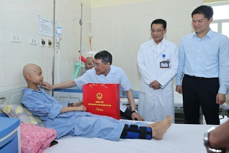 Prime Minister presents gifts from General Secretary, President To Lam to pediatric cancer patients Prime Minister presents gifts from General Secretary, President To Lam to pediatric cancer patients