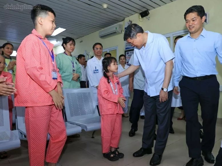 Prime Minister presents gifts from General Secretary, President To Lam to pediatric cancer patients