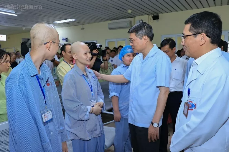 Prime Minister presents gifts from General Secretary, President To Lam to pediatric cancer patients