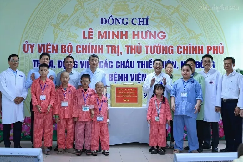 Prime Minister presents gifts from General Secretary, President To Lam to pediatric cancer patients