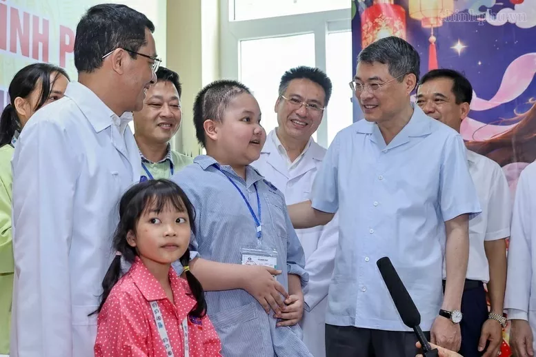 Prime Minister presents gifts from General Secretary, President To Lam to pediatric cancer patients