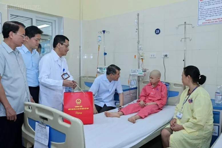 Prime Minister presents gifts from General Secretary, President To Lam to pediatric cancer patients
