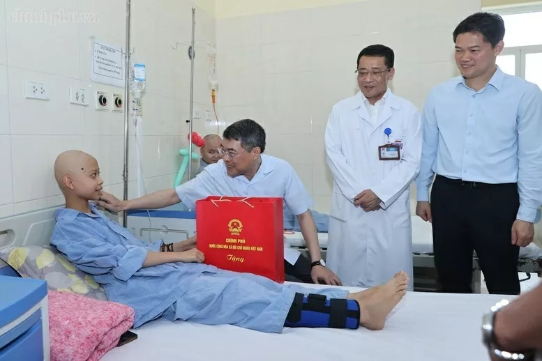 Prime Minister presents gifts from General Secretary, President To Lam to pediatric cancer patients