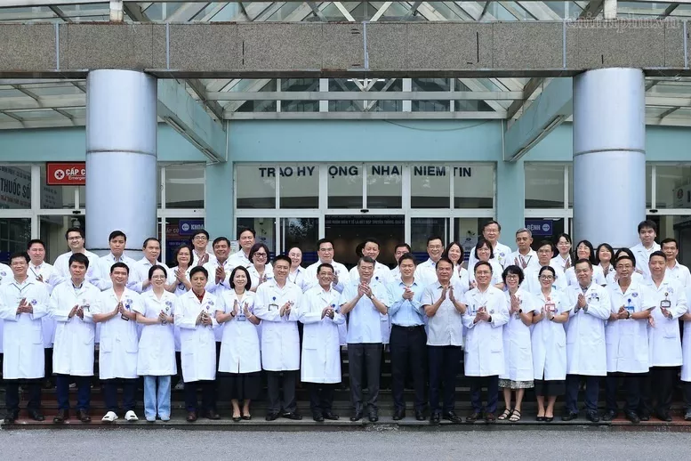 Prime Minister presents gifts from General Secretary, President To Lam to pediatric cancer patients