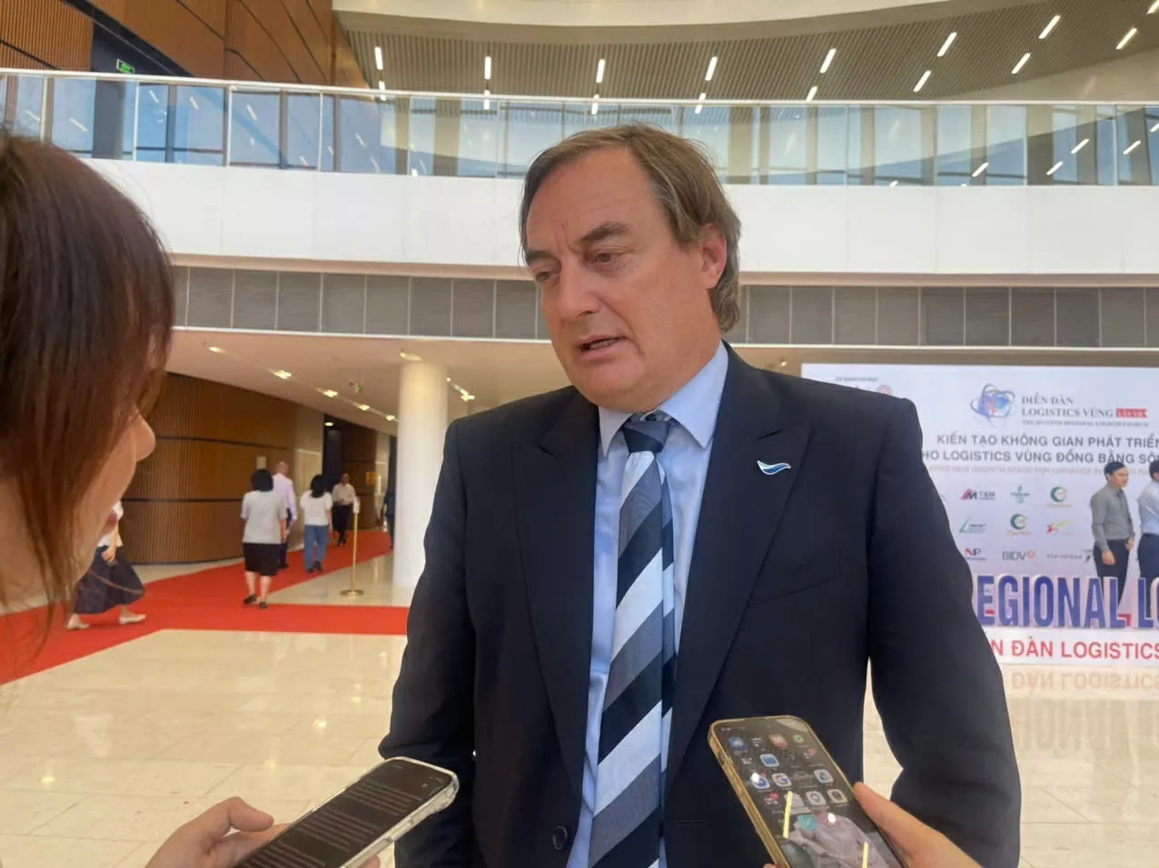 Vietnam fortunate to possess the world's most remarkable natural 'highway system', a major opportunity for inland waterway transport development Vietnam fortunate to possess the world's most remarkable natural 'highway system', a major opportunity for inland waterway transport development
