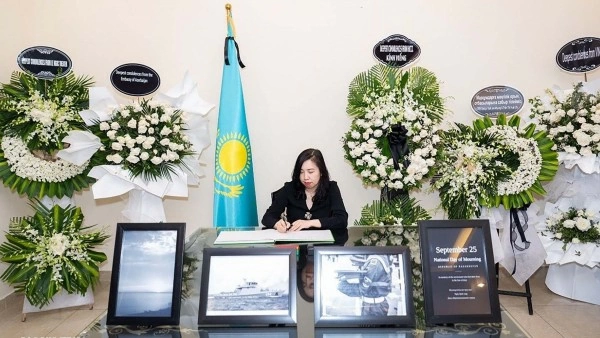 Deputy Foreign Minister Le Thi Thu Hang pays tribute to fallen Kazakhstani soldiers