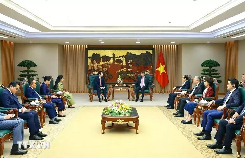 Prime Minister Le Minh Hung receives Cambodian Minister of Inspection in Hanoi