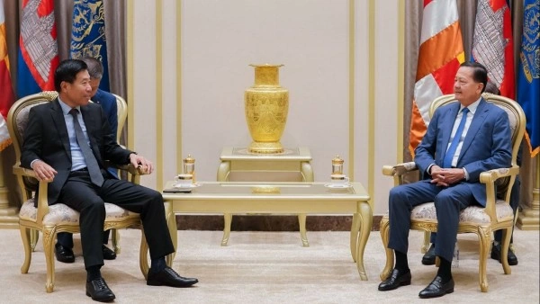 Deputy Foreign Minister Nguyen Manh Cuong pays a courtesy call on Cambodian Deputy Prime Minister Neth Savoeun