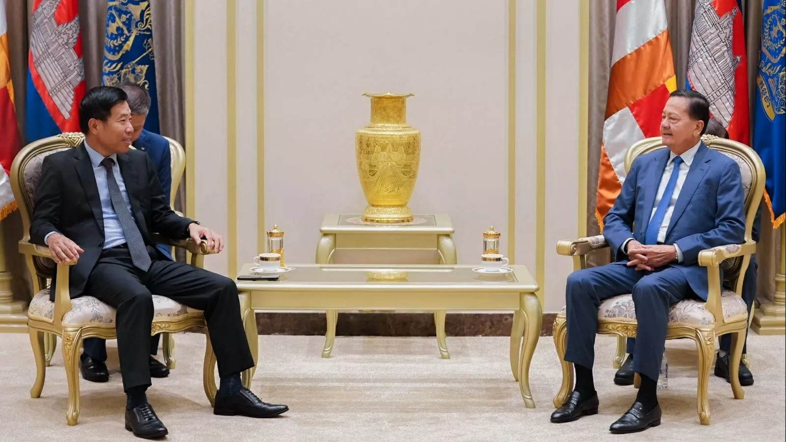 Deputy Foreign Minister Nguyen Manh Cuong pays a courtesy call on Cambodian Deputy Prime Minister Neth Savoeun