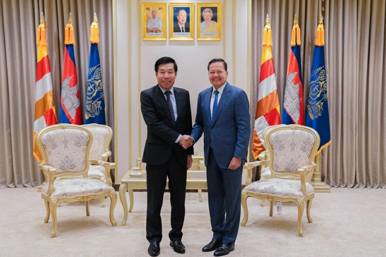 Deputy Foreign Minister Nguyen Manh Cuong pays a courtesy call on Cambodian Deputy Prime Minister Neth Savoeun