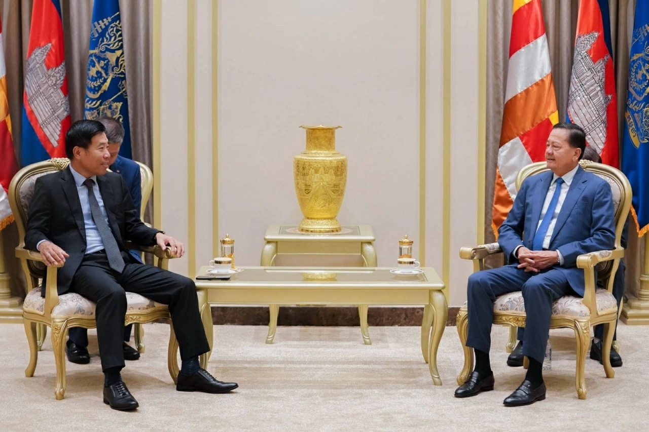 Deputy Foreign Minister Nguyen Manh Cuong pays a courtesy call on Cambodian Deputy Prime Minister Neth Savoeun
