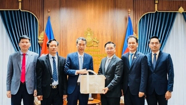 Vietnamese Consul General in Sihanoukville Nguyen Trung Hieu presents Consular Credentials