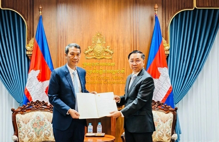 Vietnamese Consul General in Sihanoukville Nguyen Trung Hieu presents Consular Credentials