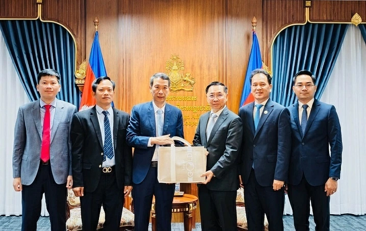 Vietnamese Consul General in Sihanoukville Nguyen Trung Hieu presents Consular Credentials