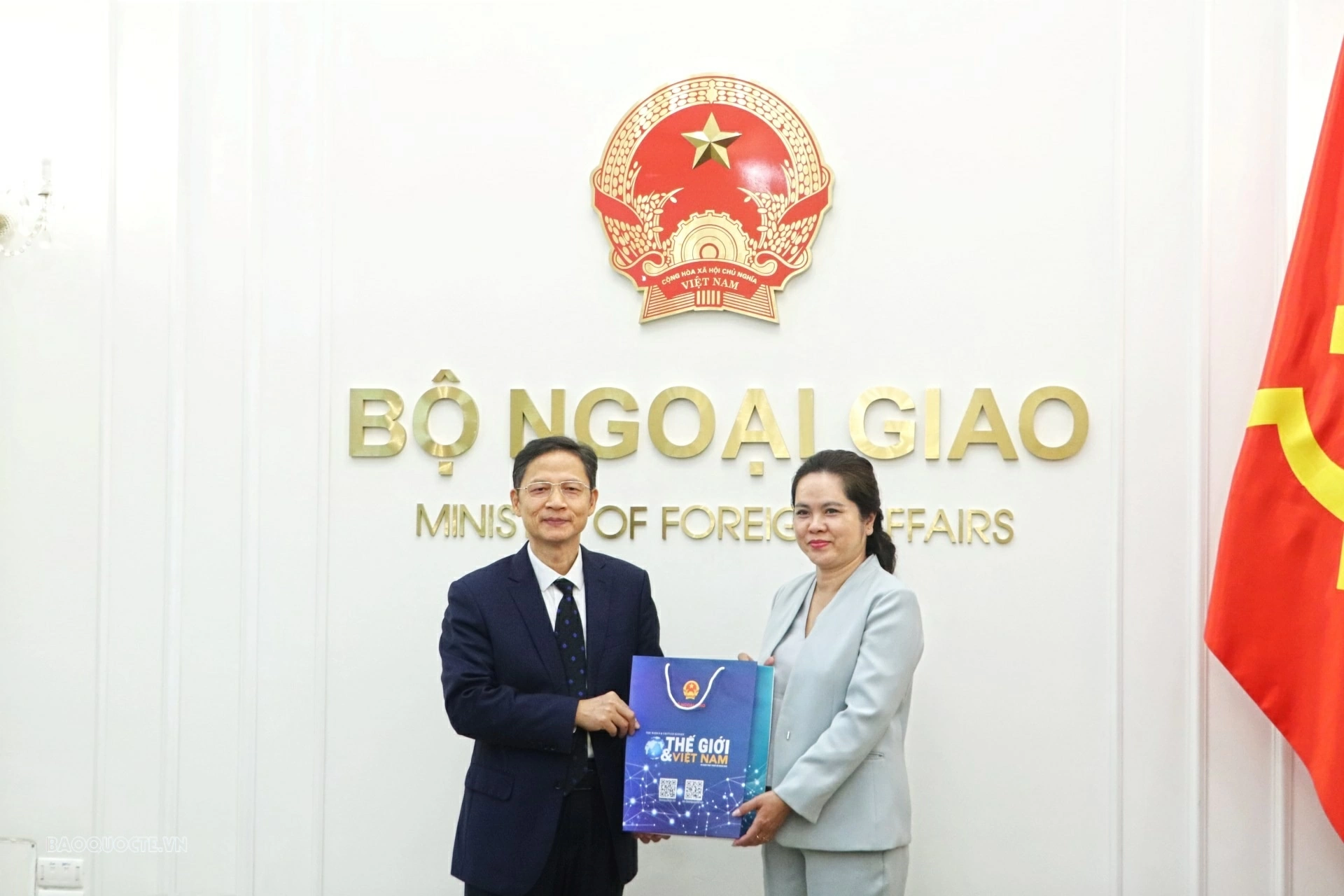 The World and Vietnam Report fosters substantive cooperation with Guangxi Daily