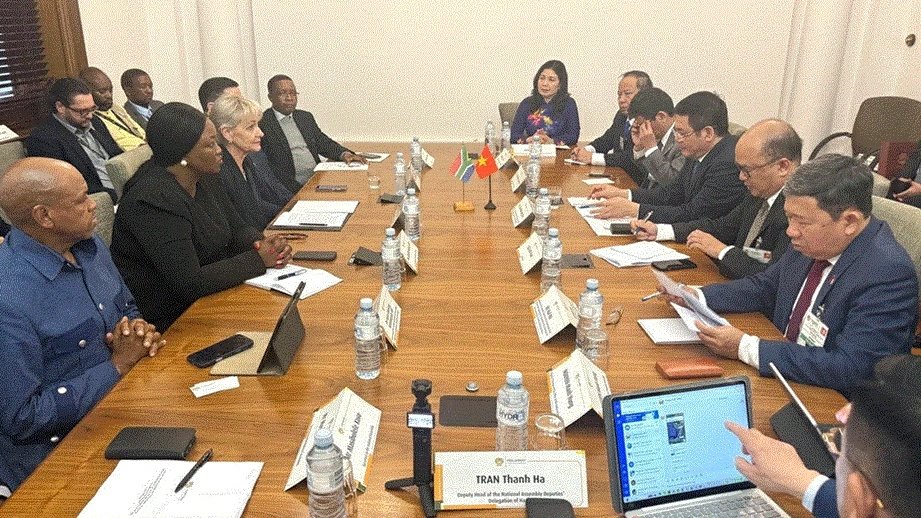 NA Vice President Nguyen Hong Dien holds talks with South African National Assembly Deputy Speaker Annelie Lotriet