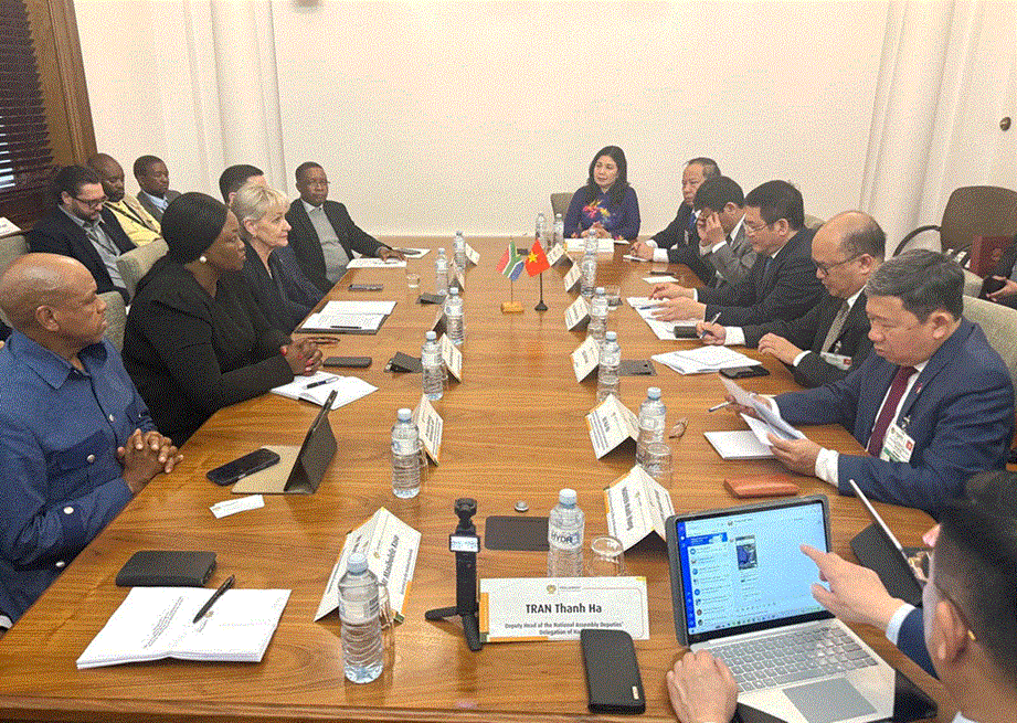 NA Vice President Nguyen Hong Dien holds talks with South African National Assembly Deputy Speaker Annelie Lotriet