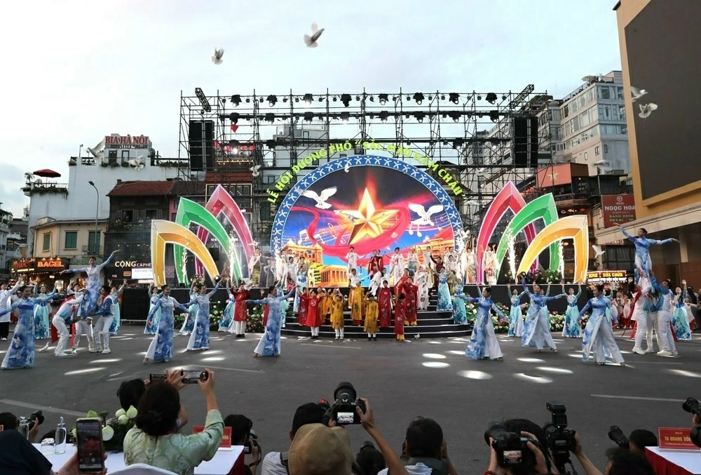 The vibrant colours of five continents illuminate Hanoi's space The vibrant colours of five continents illuminate Hanoi's space