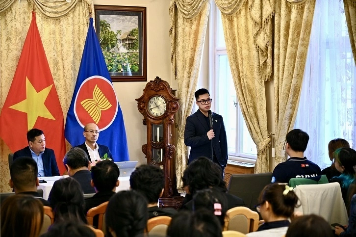 Vietnamese Embassy in Hungary supports new generation of students