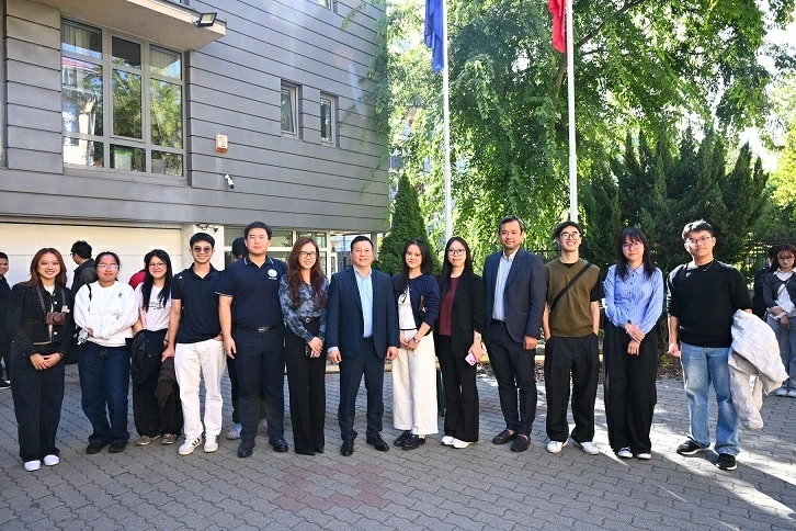 Vietnamese Embassy in Hungary supports new generation of students