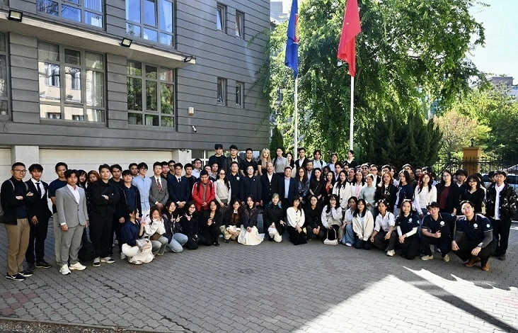 Vietnamese Embassy in Hungary supports new generation of students