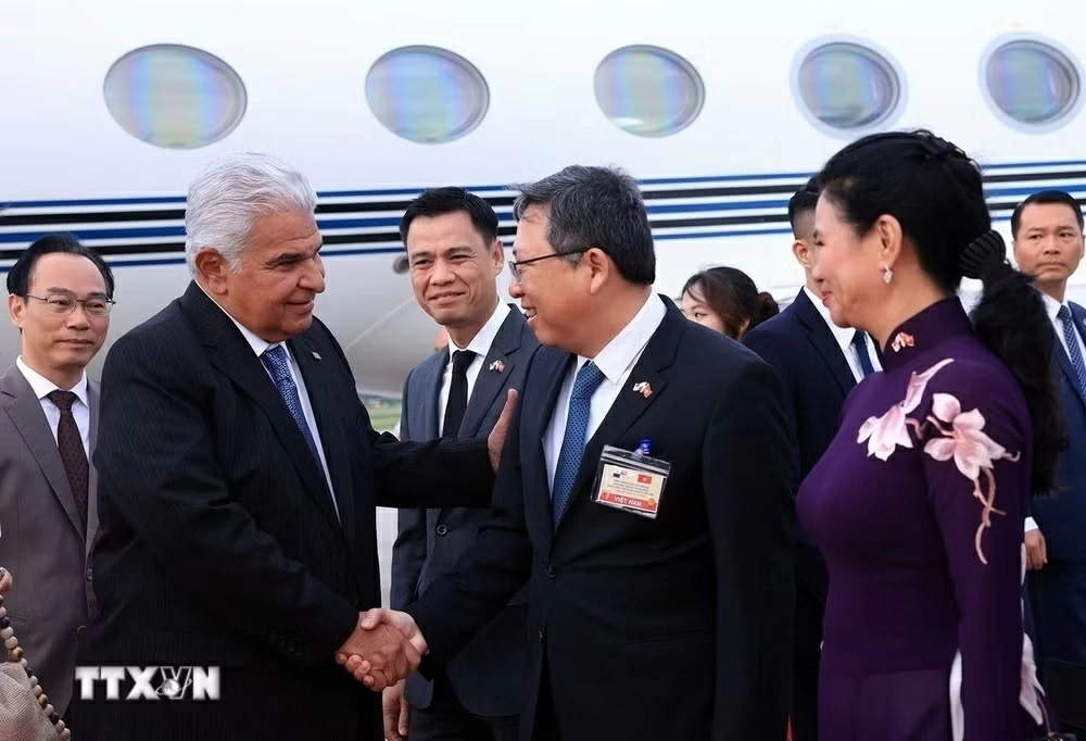 Panamanian President and spouse begin official visit to Vietnam