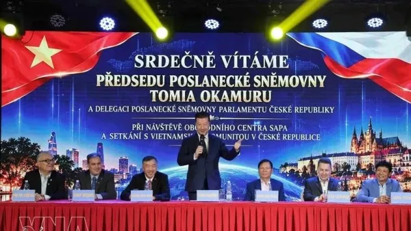 Czech Lower House Speaker Tomio Okamura visits Vietnamese community in Prague