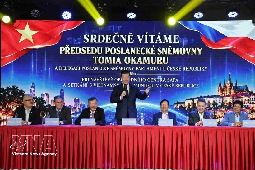 Czech Lower House Speaker Tomio Okamura visits Vietnamese community in Prague