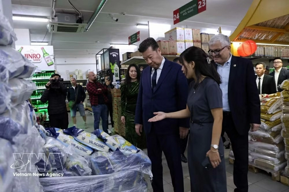 Czech Lower House Speaker Tomio Okamura visits Vietnamese community in Prague