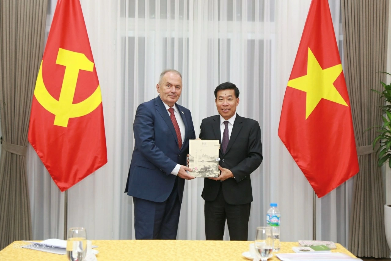 Deepening the friendship between the Communist Party of Vietnam and the Hungarian Workers' Party