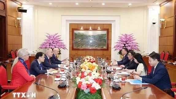 Politburo member, Secretariat's Standing member Tran Cam Tu hosts Hungarian Workers’ Party chief Gyula Thürmer