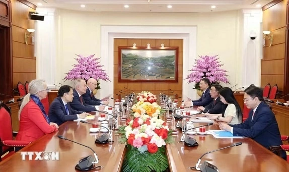 Politburo member, Secretariats Standing member Tran Cam Tu hosts Hungarian Workers’ Party chief Gyula Thürmer Politburo member, Secretariats Standing member Tran Cam Tu hosts Hungarian Workers’ Party chief Gyula Thürmer