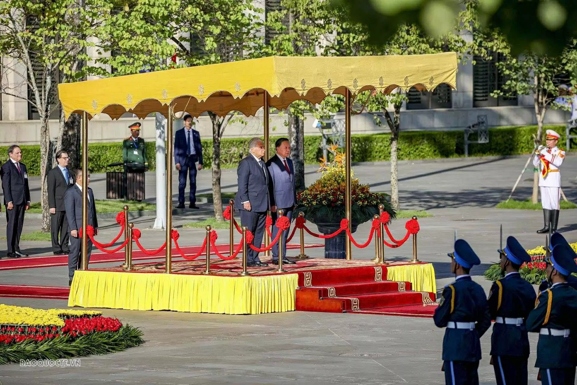 Welcome ceremony held for President of Panama José Raúl Mulino Quintero and his spouse in Hanoi