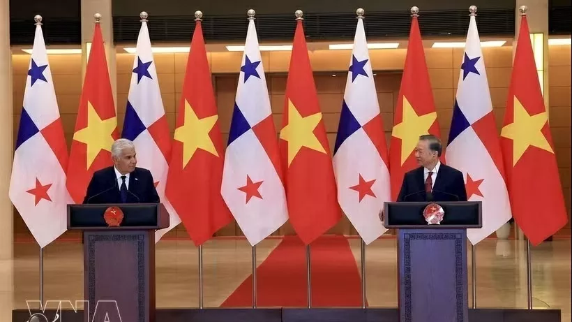 General Secretary, President To Lam and Panamanian President José Raúl Mulino meet the press following talks
