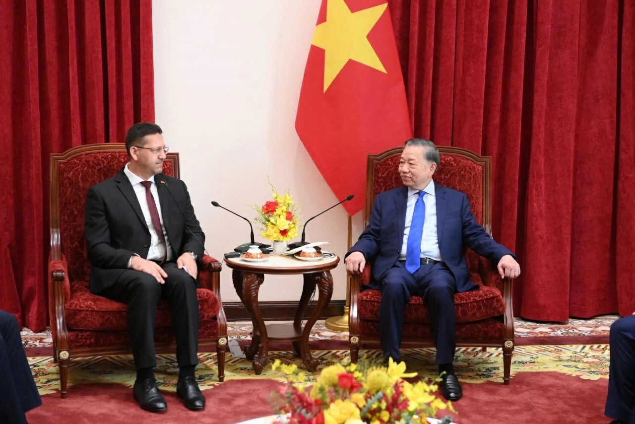 Đại sứ Shadi Abuzarqa: Hành trình đến với Việt Nam, vùng đất của lịch sử, kháng chiến và hy vọng Đại sứ Shadi Abuzarqa: Hành trình đến với Việt Nam, vùng đất của lịch sử, kháng chiến và hy vọng